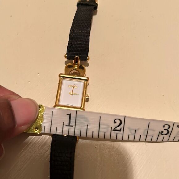 Gucci 1800L Gold Square Face Bracelet Wrist Watch Embossed Leather Band Classy - Picture 7 of 13